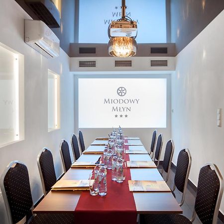 Hotel Miodowy Mlyn Опатув Екстер'єр фото