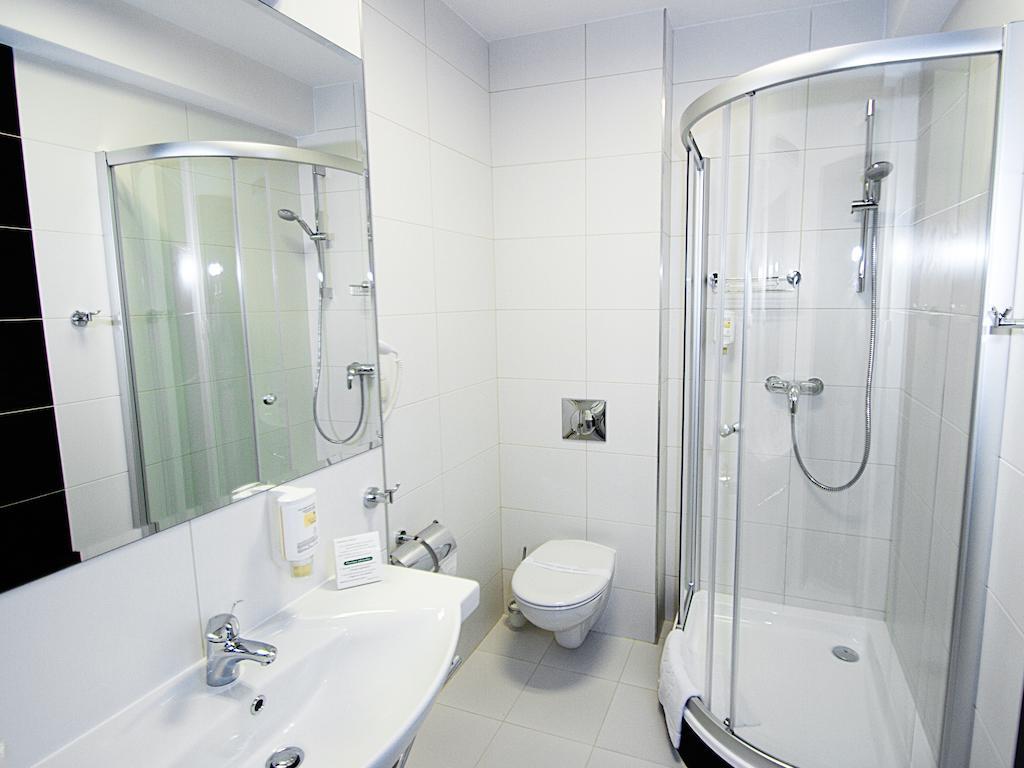 Hotel Miodowy Mlyn Опатув Номер фото