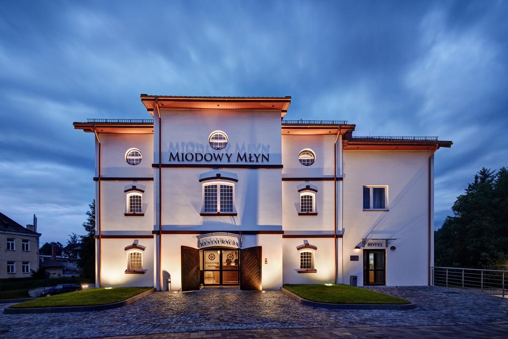 Hotel Miodowy Mlyn Опатув Екстер'єр фото
