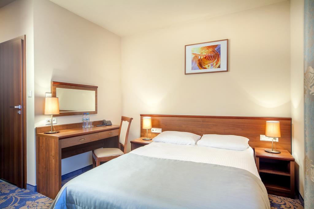 Hotel Miodowy Mlyn Опатув Номер фото