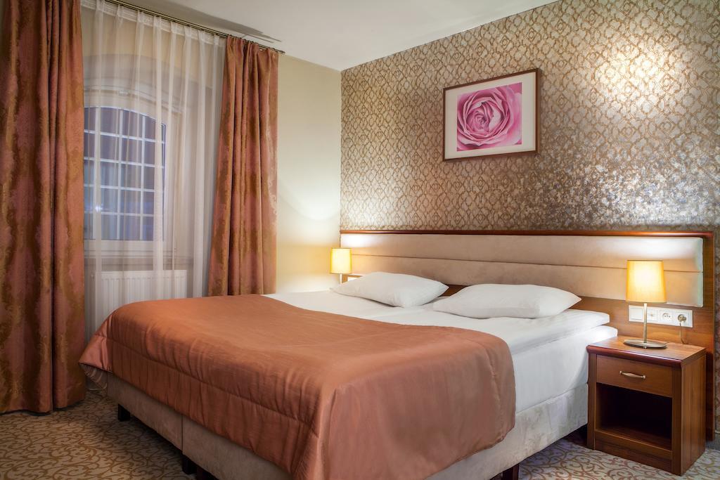 Hotel Miodowy Mlyn Опатув Номер фото