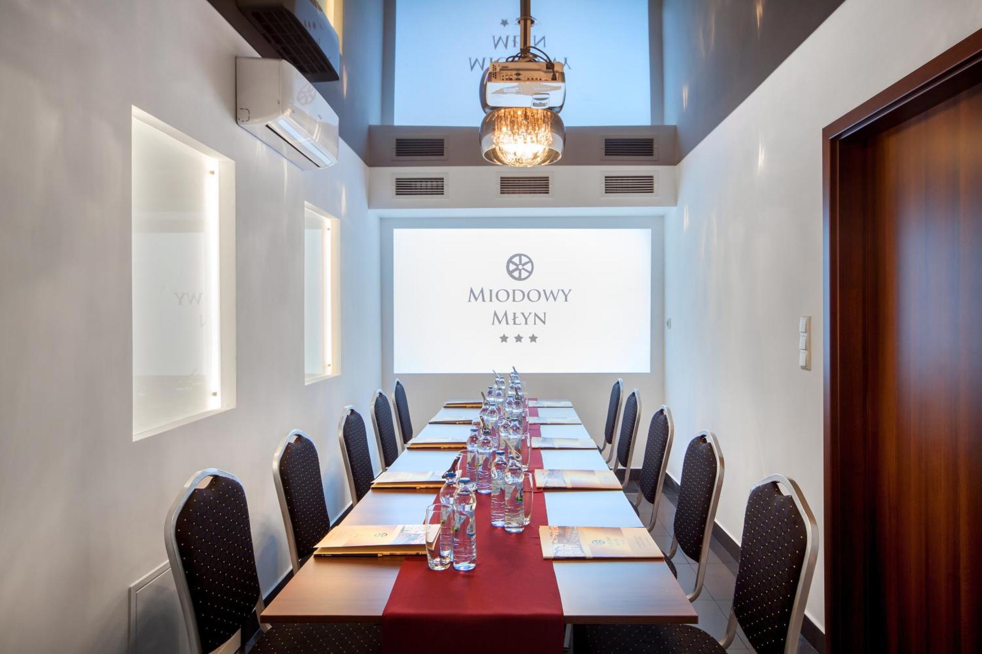 Hotel Miodowy Mlyn Опатув Екстер'єр фото